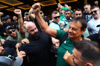 Παναθηναϊκός: Κοσμοσυρροή έξω από το ξενοδοχείο -Έφυγε νωρίτερα ο Χέις - Ντέιβις (vids &amp; gallery)