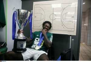 Απίθανη φωτογραφία: Ο χαμογελαστός... φαφούτης Ναν με το Πρωτάθλημα! (pic)