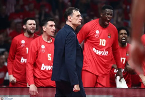 Με τάπα Λι και τρομερή αντίδραση Φαλ η καλημέρα του Ολυμπιακού (vid)