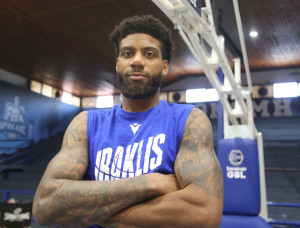 Ο Τζάστιν Ράιτ-Φόρμαν στο τεύχος Νοεμβρίου