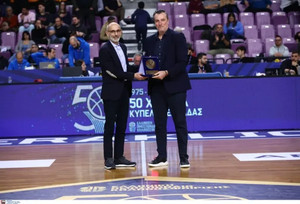 Η βράβευση του Ολυμπιακού για την παρθενική κατάκτηση του Κυπέλλου το 1976 (vid)