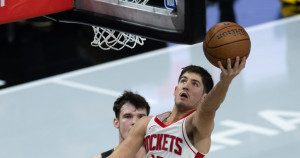 Οι Ρόκετς 104-100 τους Γουόριορς με ρεκόρ Σέπαρντ, οι Σπερς 115-102 στο Πόρτλαντ (vids)