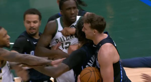 Μπακς-Μάτζικ: Ο Βάγκνερ έσπρωξε από πίσω τον Γιάννη και προκάλεσε ένταση (vid)