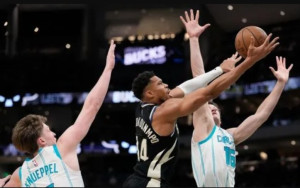 Τα highlights του Αντετοκούνμπο στη νίκη του Μιλγουόκι επί της Σάρλοτ (video)