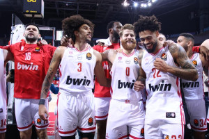 Ολυμπιακός: Το τραγούδι με τoυς φιλάθλους στη Σόφια (video)