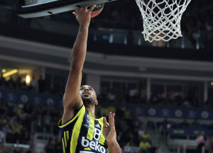 Ξανά δεύτερη η Φενέρμπαχτσε 84-71 την Μπασκόνια