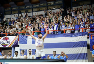 Παπανικολάου: Έκανε... "κύμα" με τον κόσμο από τον πάγκο! (pics)