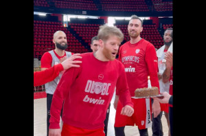 Ολυμπιακός: Γενέθλια στο ΣΕΦ για Γουόκαπ και Μιλουτίνοβ (vid)